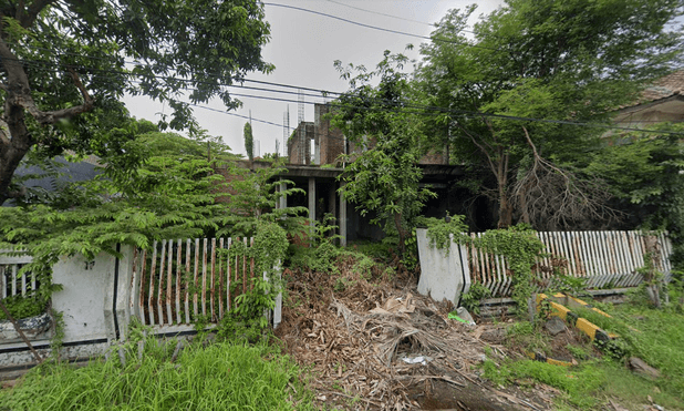 Rumah setengah jadi  di JEMURSARI SELATAN, Row 2,5 mobil dekat Raya