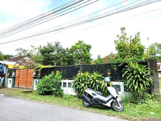 Rumah Halaman Luas dengan Kolam Renang di Wedomartani