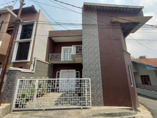 Rumah Gunung Batu Dekat BTC Fashion Mall Lokasi Strategis