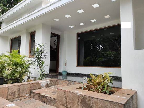 DISEWAKAN RUMAH BAGUS 3 LANTAI KEBAYORAN