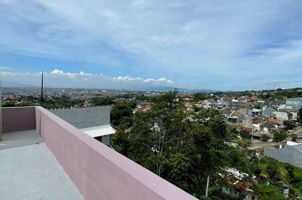 Rumah Cantik 3 Lantai di Padasuka Atas 4 KT 1,2 M  