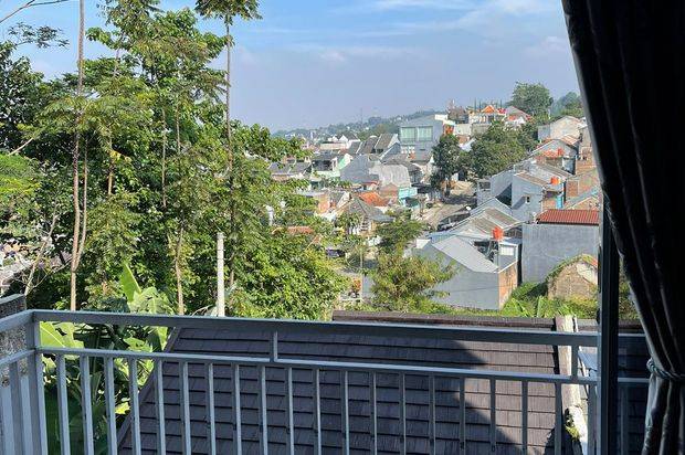Rumah Cantik 3 Lantai di Padasuka Atas 4 KT 1,2 M  