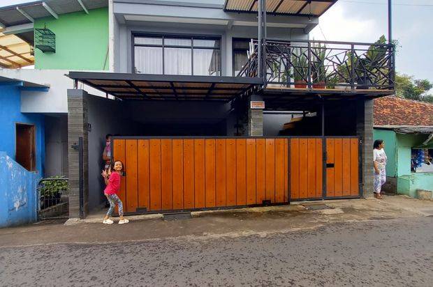 ( NEGO SAMPAI JADI ) Dijual Rumah Pinggir Jalan Lokasi Strategis di Cimahi
