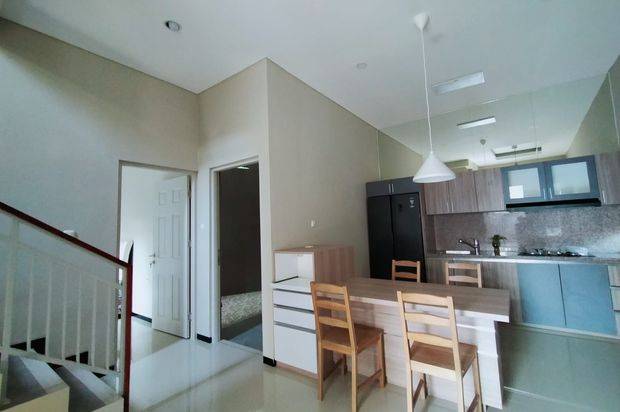Rumah 2 Lantai di Jl. Besi Jangkang; Full Furniture