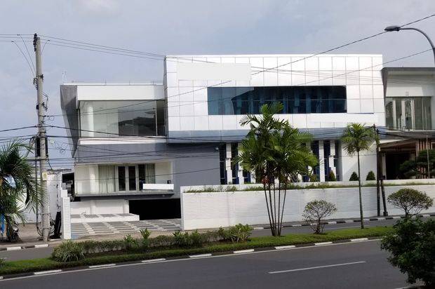 DIJUAL Rumah/Kantor Luas Strategis 3,5 Lantai di Jelutung, Jambi