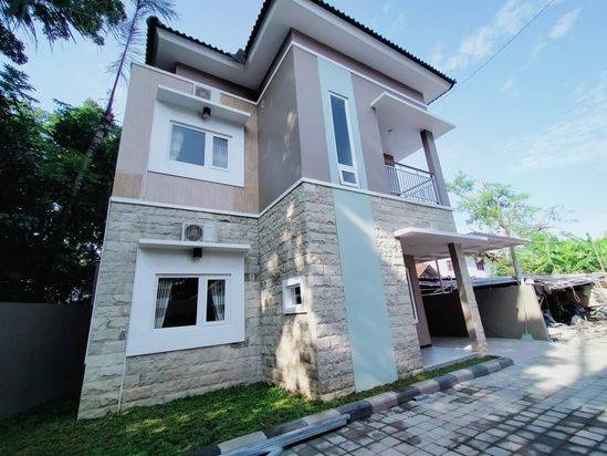 Bonus Furnished, Rumah Baru 2 Lantai Dalam Perumahan Area Jakal Km 12