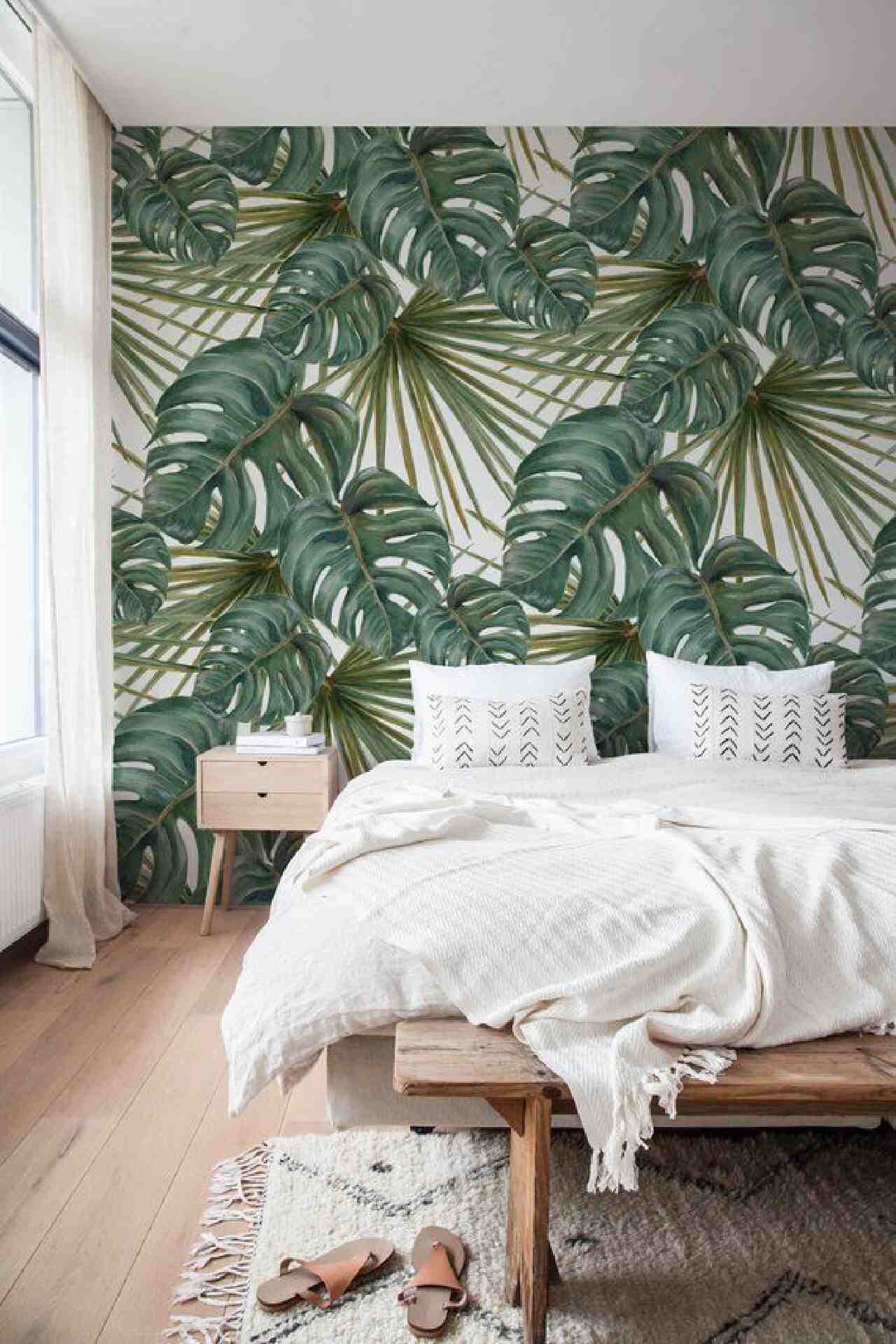 Desain Kamar Tidur dengan Wallpaper Monstera