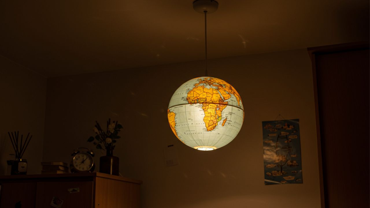 8. Desain Lampu Hias Gantung Estetik dari Bola Dunia