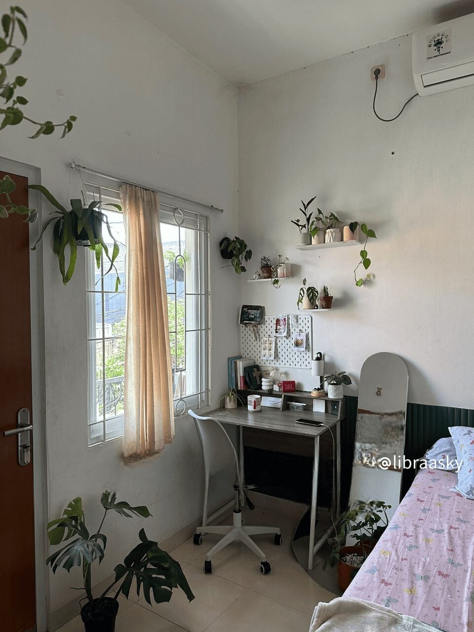 desain kamar kost tanaman hias