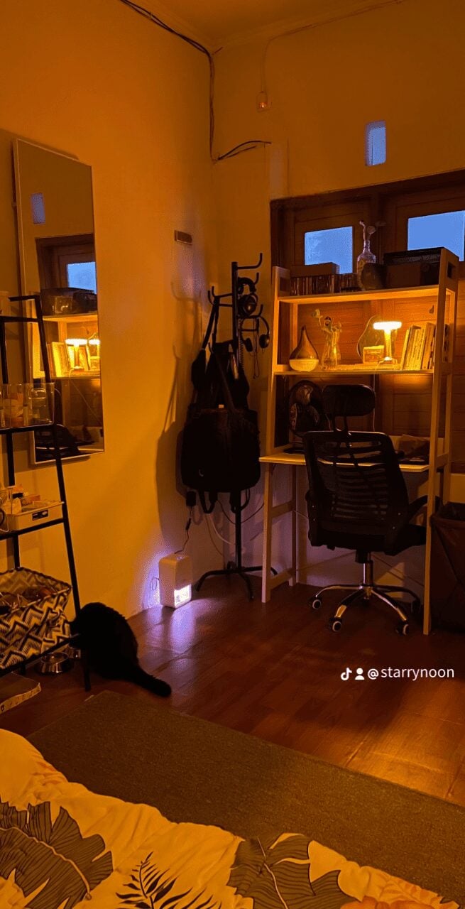 kamar kost nuansa hangat