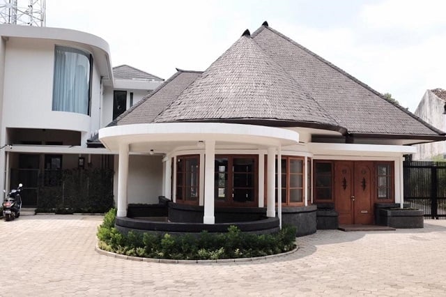 pengaruh rumah gaya belanda di indonesia