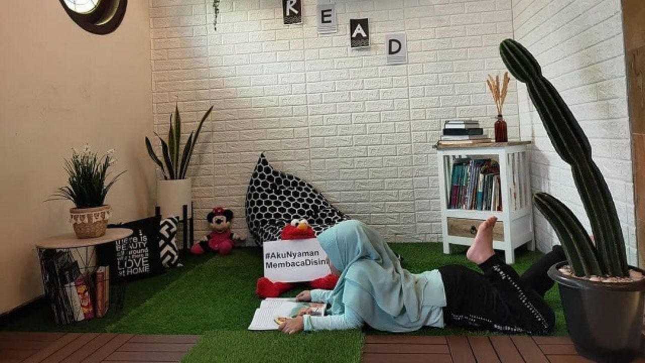 Ruang Tamu Minimalis Mungil Berlantai Kayu