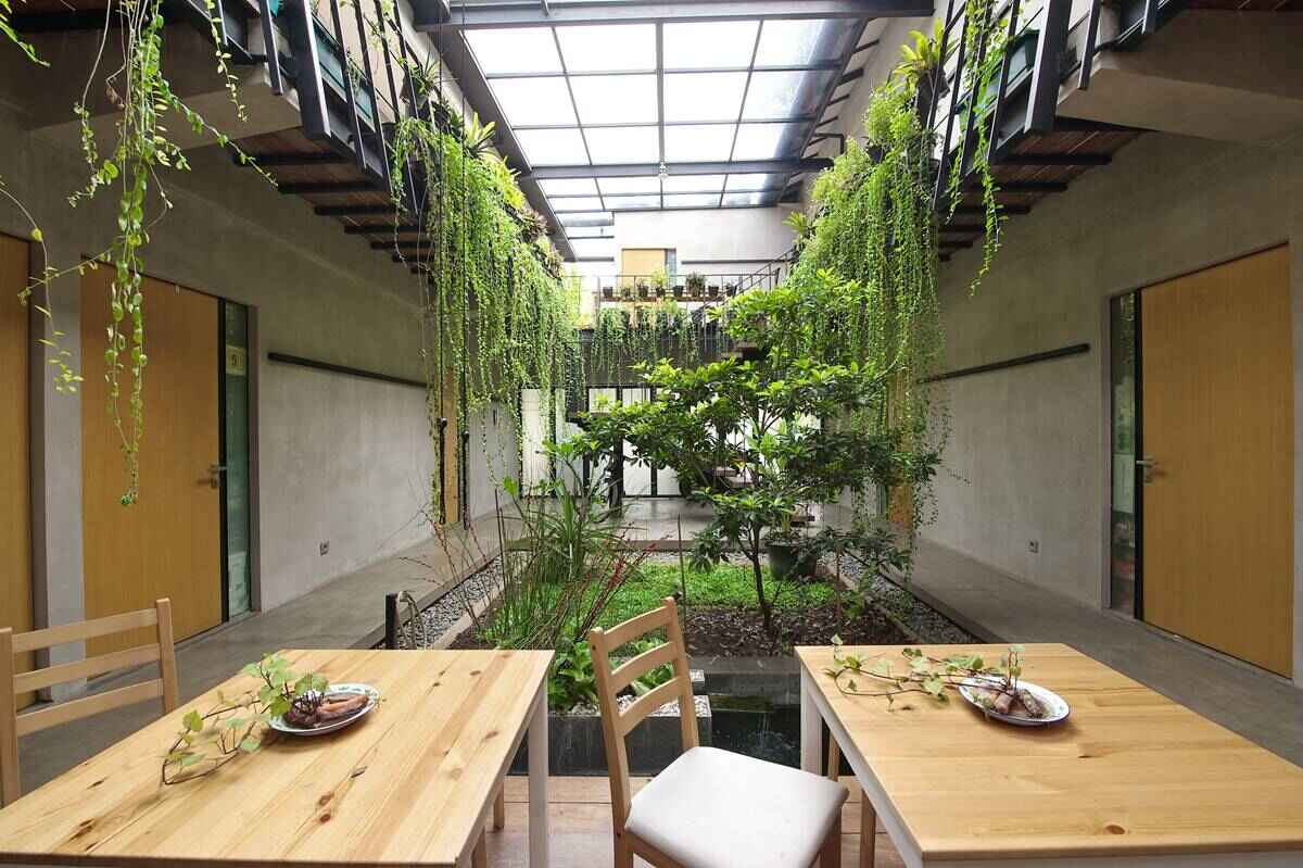 Taman Indoor dengan Skylight Rumah Sederhana