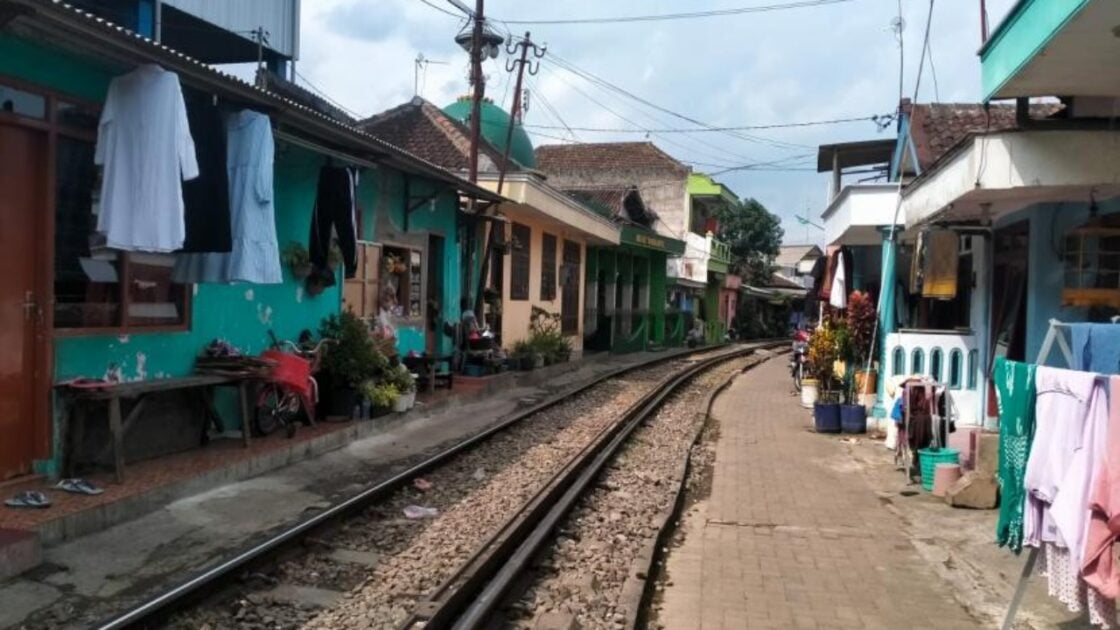 Bahaya Memiliki Rumah Dekat Rel Kereta Api yang Harus Diketahui Bahaya Memiliki Rumah Dekat Rel Kereta Api yang Harus Diketahui