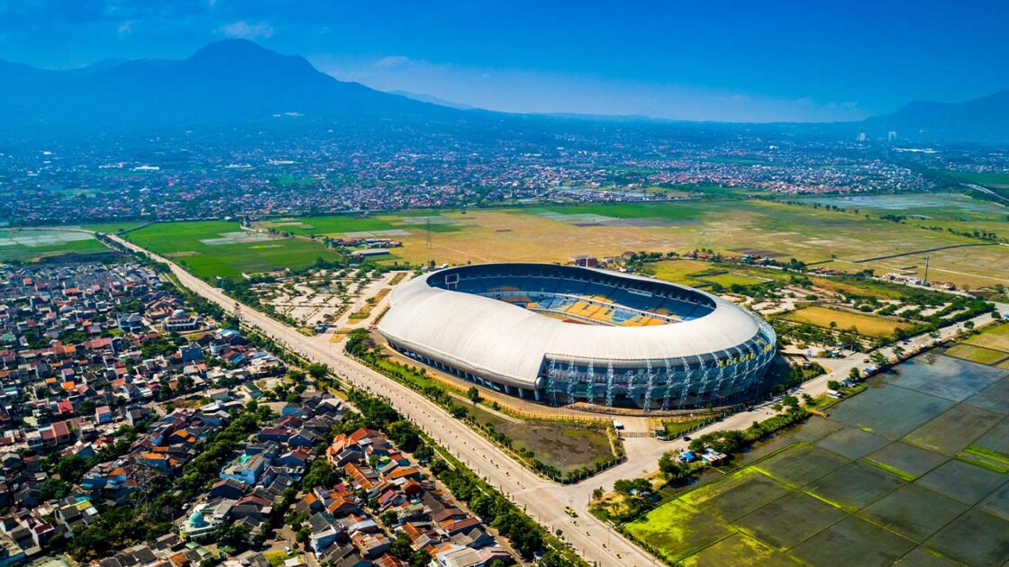 Untung Rugi Punya Rumah Dekat Stadion Bola. Yes atau No?