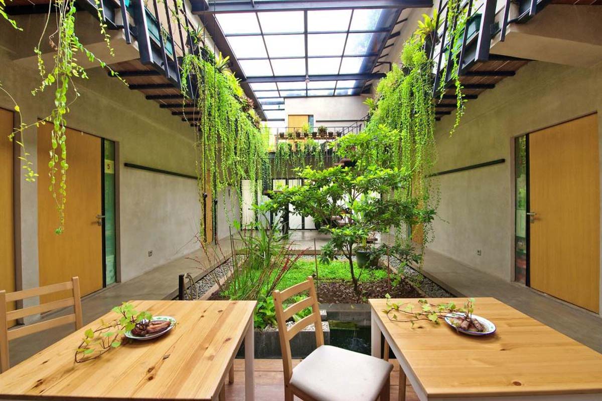 desain rumah kost eksklusif dengan taman indoor