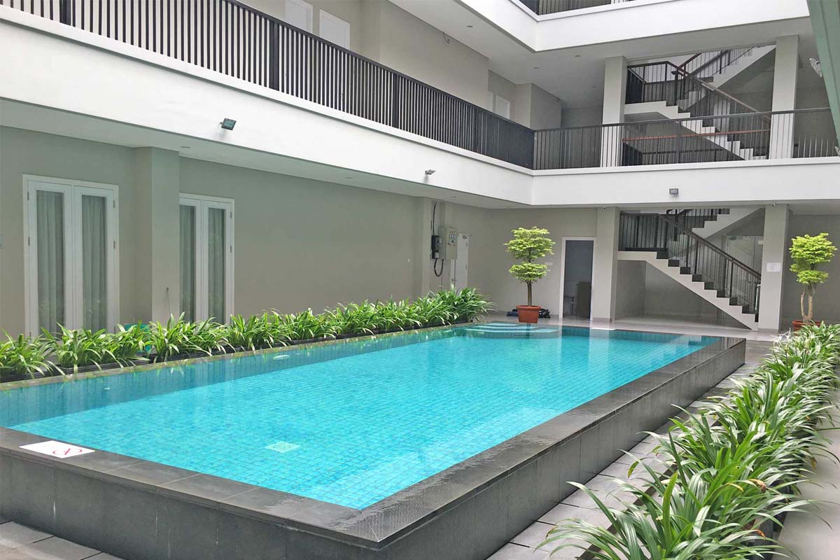 desain rumah kost eksklusif dengan kolam renang