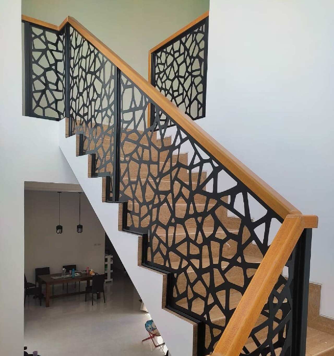 Desain Railing Tangga Motif Geometris
