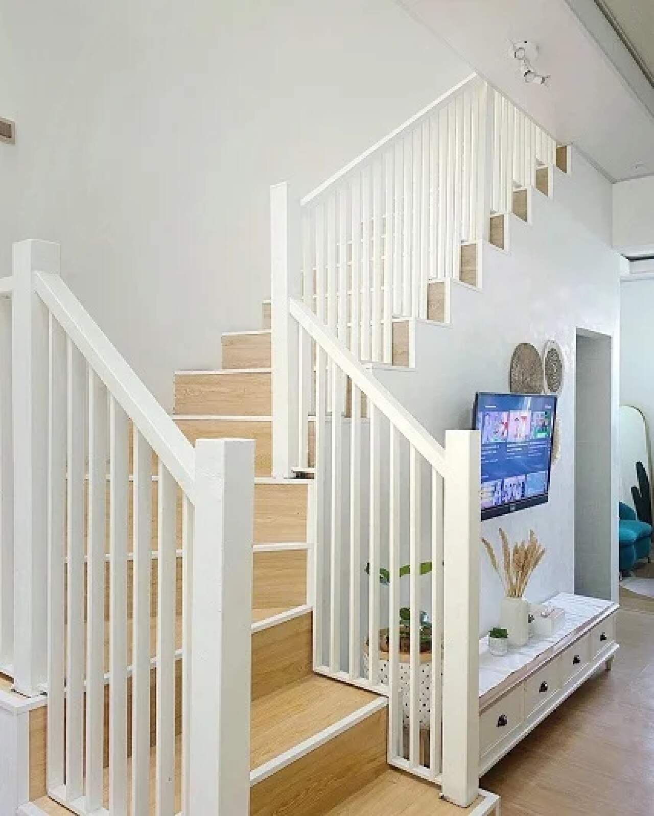 Railing Tangga Minimalis Unik yang Serba Putih