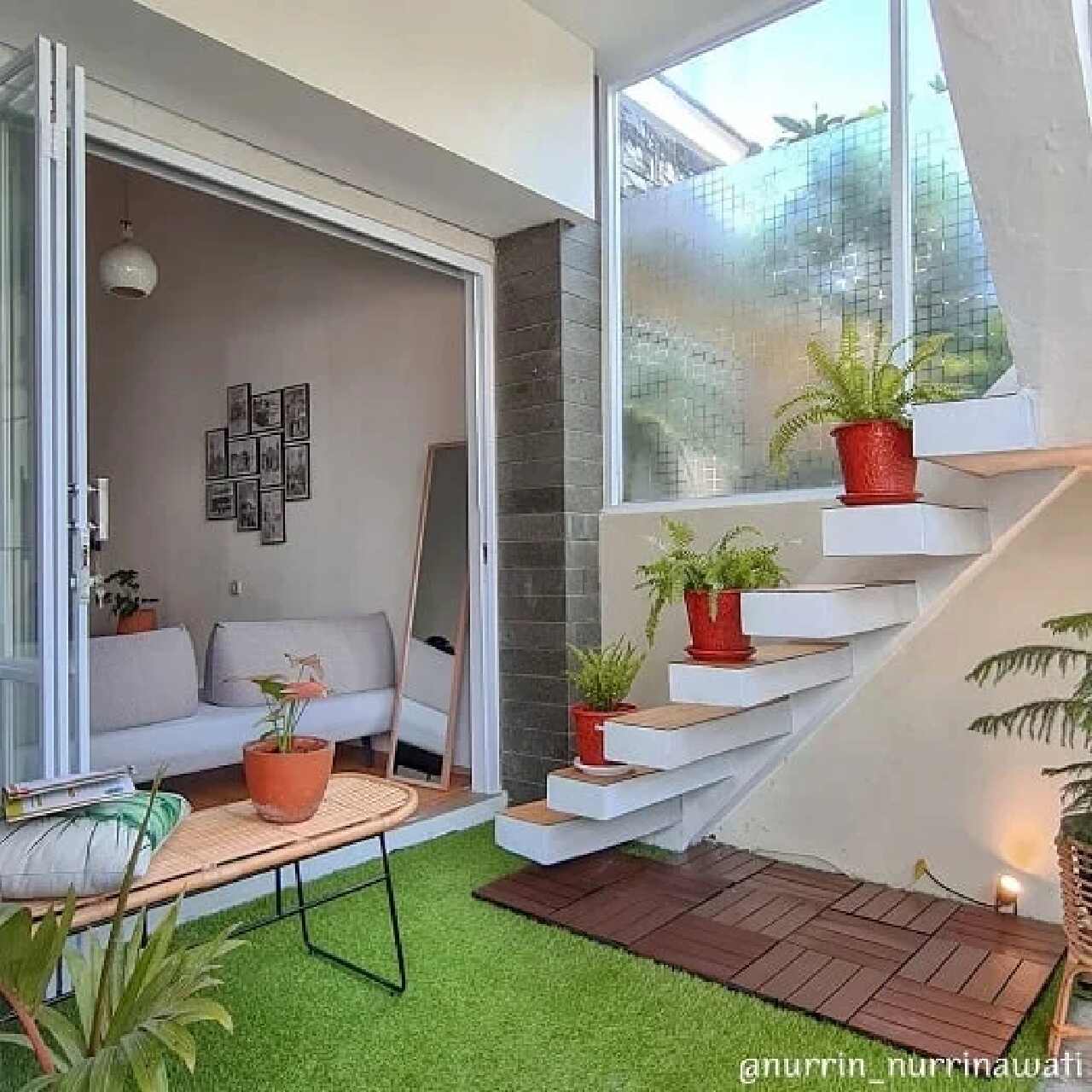 Tangga Melayang Tanpa Railing