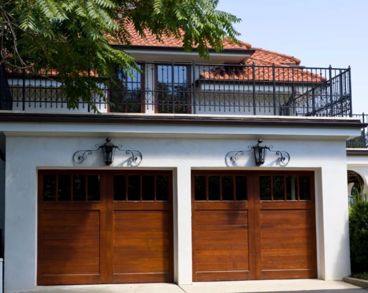 garasi pintu kayu