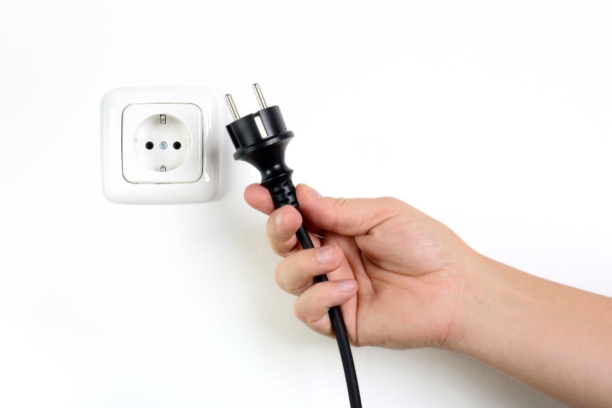 cabut semua kabel ke sumber listrik