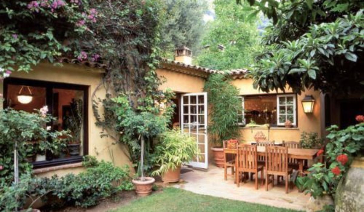 desain rumah leter l mediterania