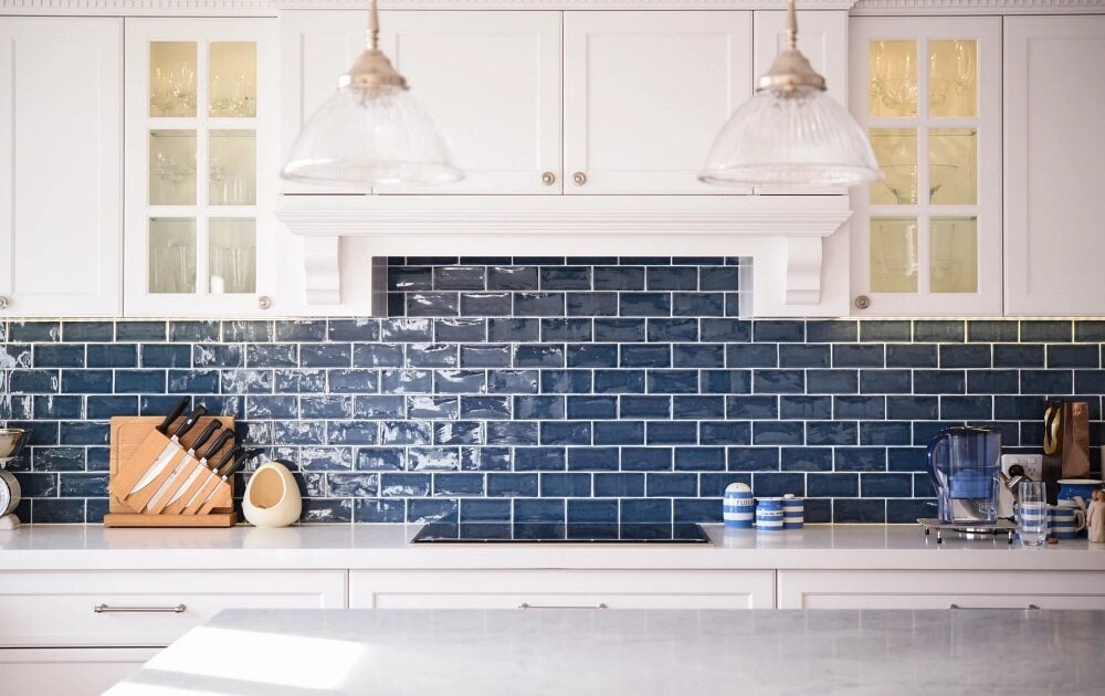 Cari Tahu Backsplash Dapur Sesuai Warna Kesukaan