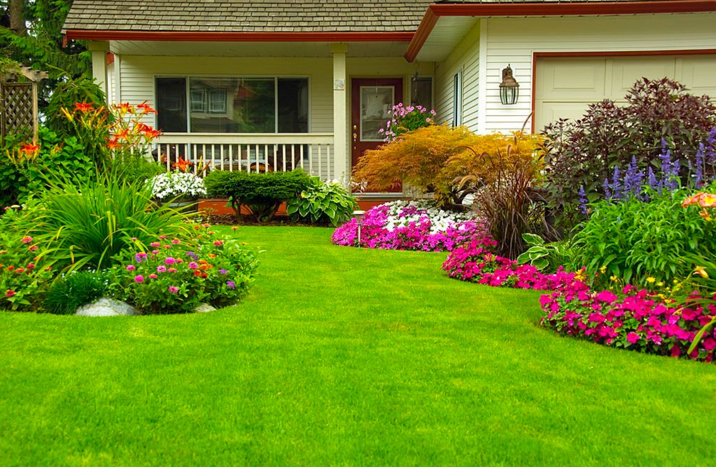 8 Cara Menata Taman Depan Rumah, Mudah tapi Estetis!