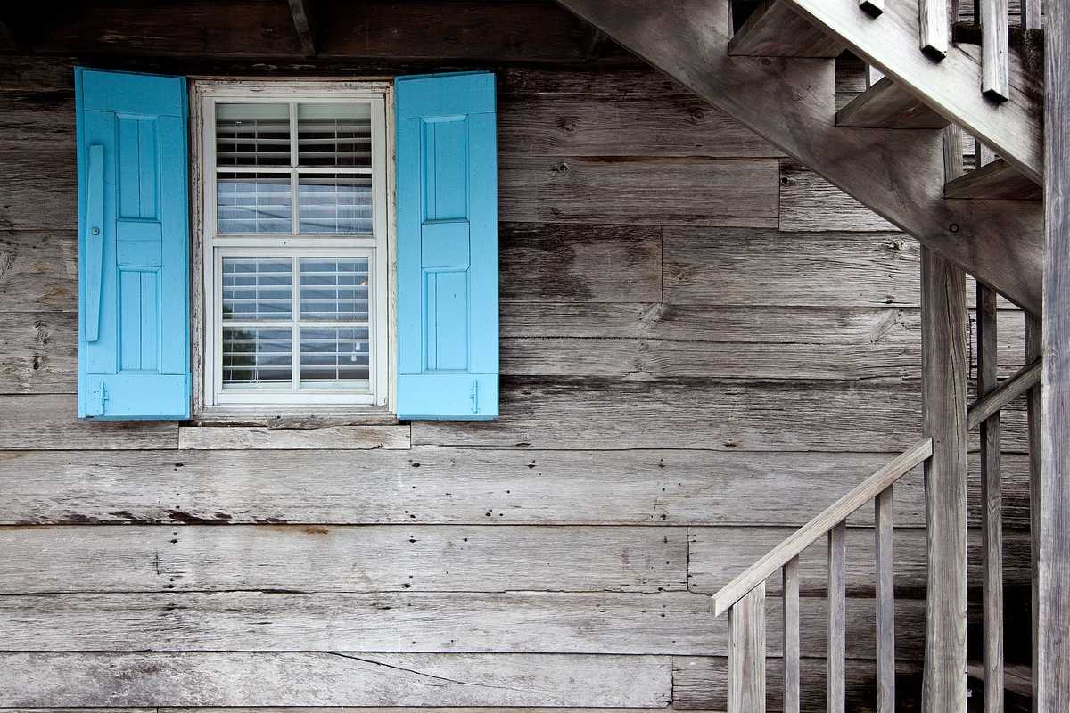 rumah bermaterial kayu