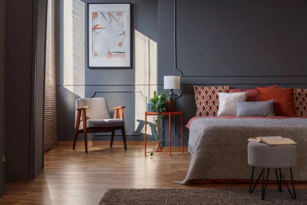 warna kamar tidur kombinasi nuansa kayu dan abu-abu