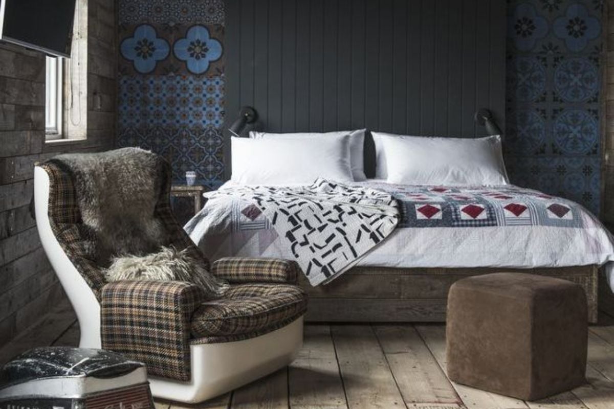 warna kamar tidur desain skandinavia dan aksen hitam