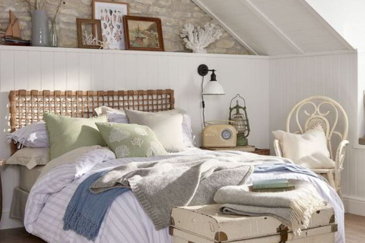 warna cat kamar tidur serba putih dengan desain farmhouse