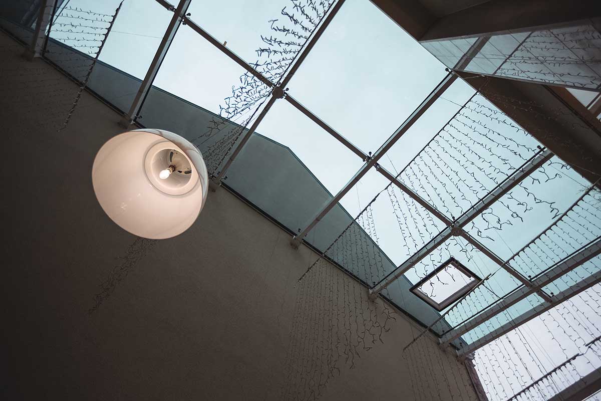 pasang atap skylight sebagai cara agar kamar tidak pengap