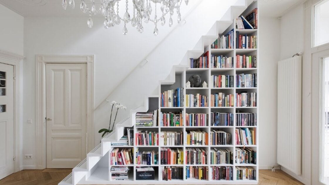 5 Inspirasi Rak Tangga Minimalis yang Unik dan Stylish