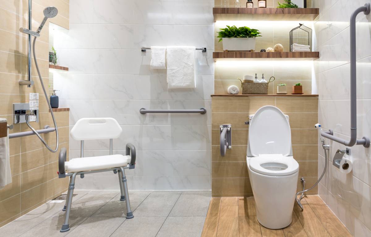 Pasang Pegangan Toilet untuk Lansia