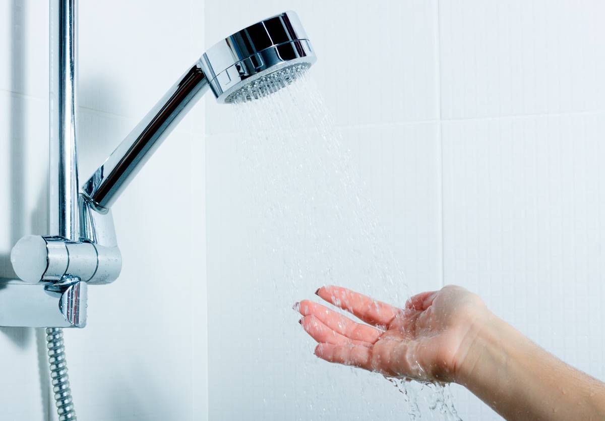 Pasang Shower yang Mudah Diakses Lansia