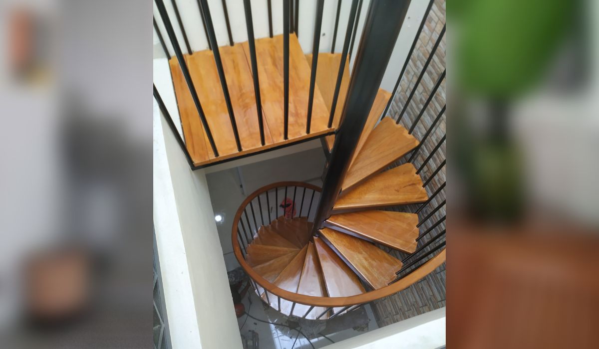 tangga ruko minimalis desain putar dengan material kayu