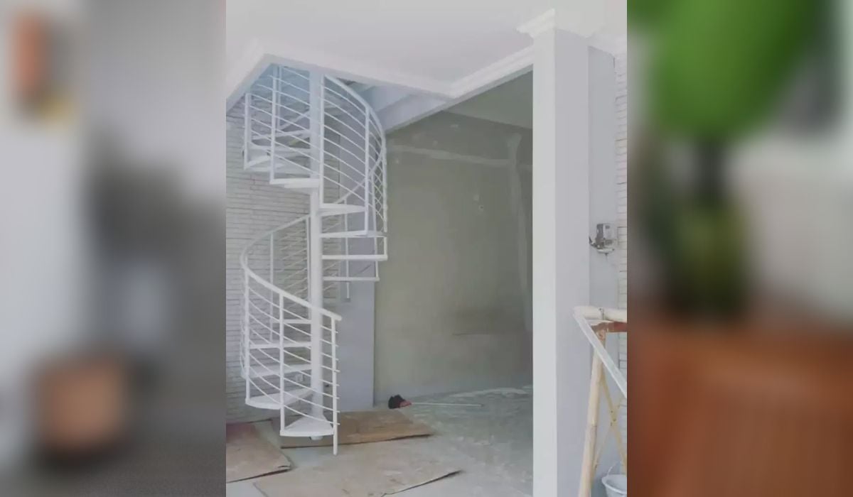 tangga ruko minimalis desain putar serba putih