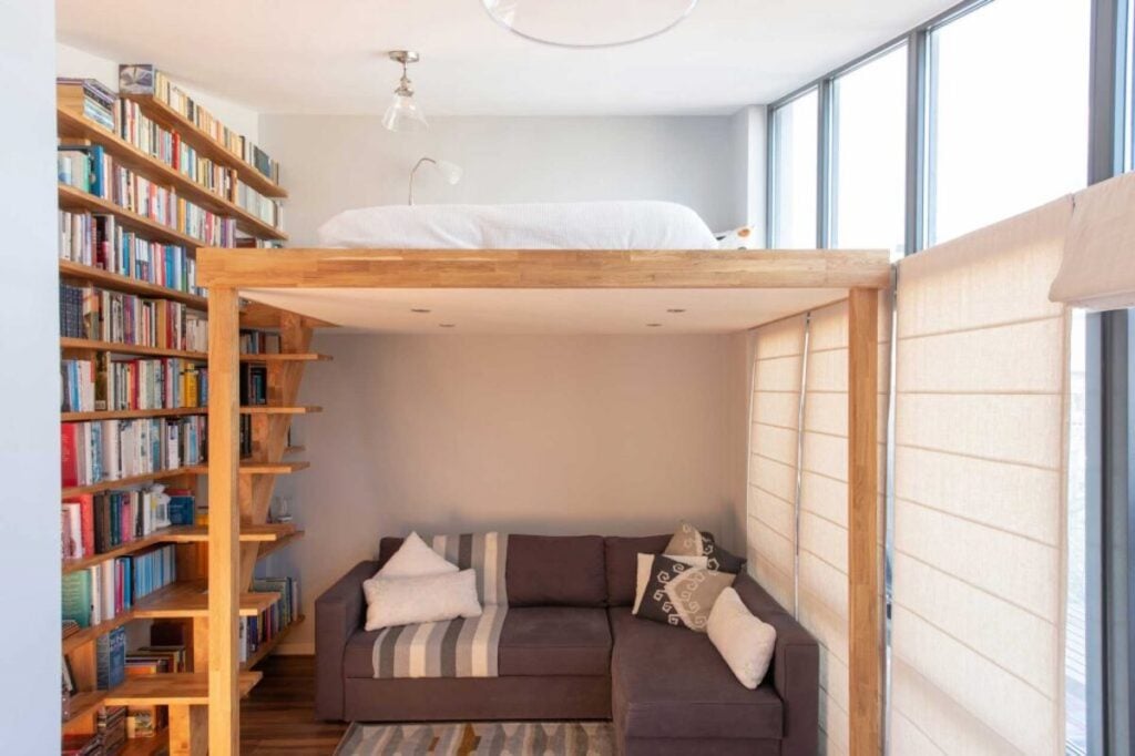 Desain Kamar Mezzanine dengan Perpustakaan Mini