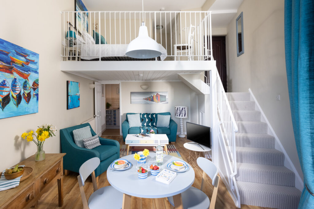 Desain Kamar Mezzanine Nuansa Biru