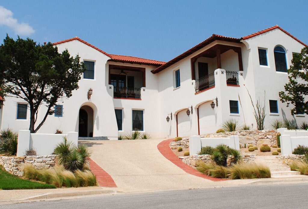 7 Karakteristik Rumah Model Spanyol beserta Keunikannya