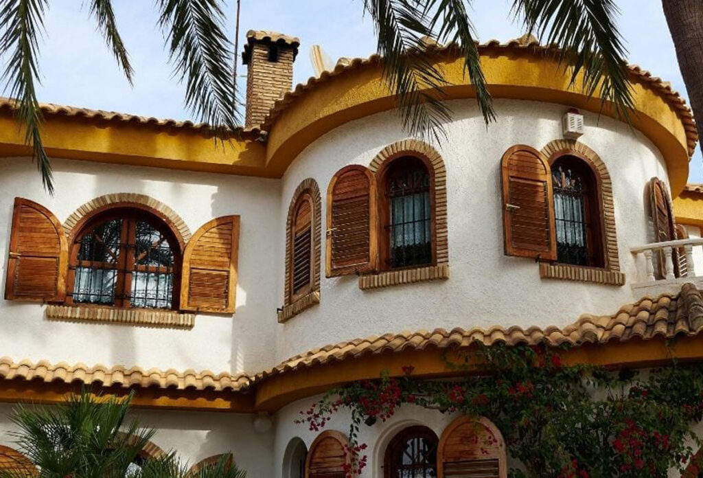 7 Karakteristik Rumah Model Spanyol beserta Keunikannya