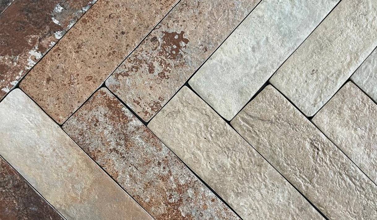 Motif Keramik untuk Dinding Luar Rumah Herringbone