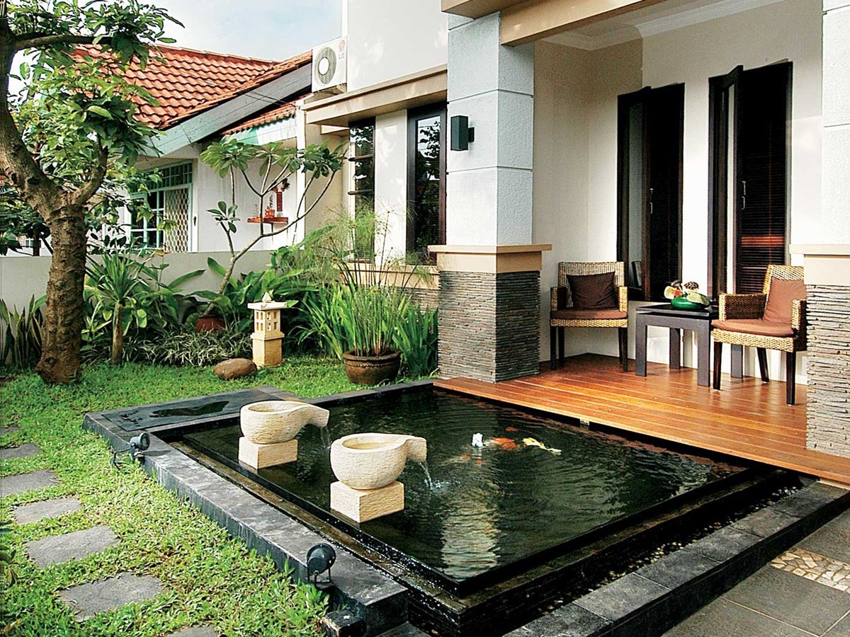Taman dengan Kolam Ikan