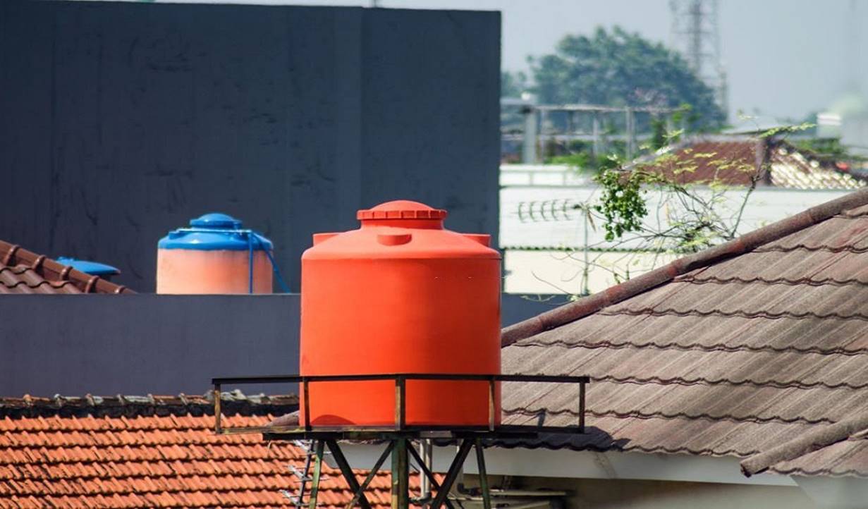 Desain Tempat Toren Air Kecil di Atas Rumah