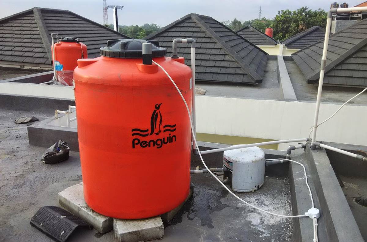 Toren Air di Depan Rumah Sempit