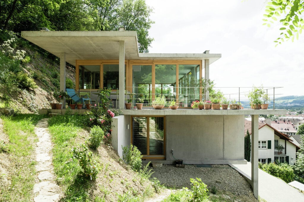 Desain Rumah di Tanah Menurun Bergaya Minimalis
