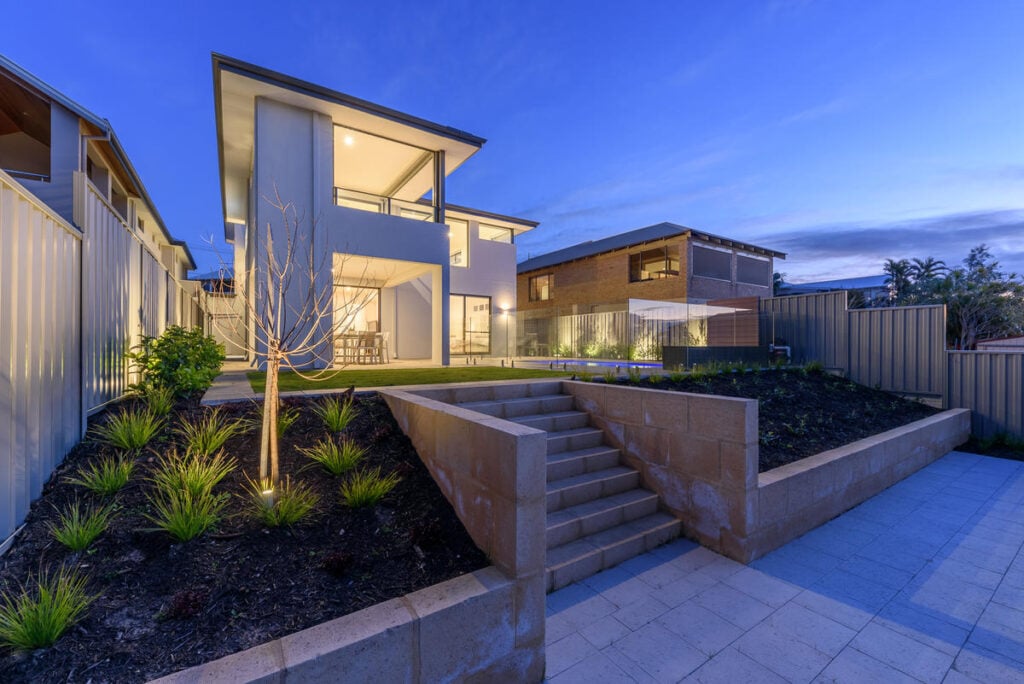 Desain Rumah di Tanah Menurun Bergaya Modern