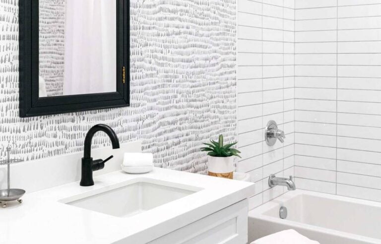 10 Cara Sederhana Memasang Wallpaper untuk Dinding Lembab
